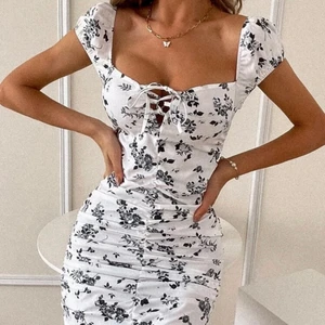 Blommig klänning  - ÄLSKAR klänningen men tyvärr för liten för mig. Endast provad. Storlek S men passar XS