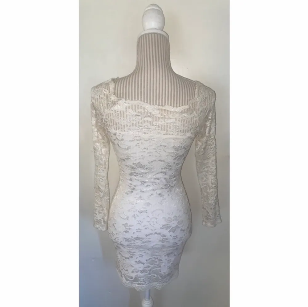 En vit klänning med spets ärmar 💗i Stl 36/Small av märket Model Bahvior från Bubbelroom💗andvänd endast 1 gång på min skolavslutning så den är som ny 💗det jag gillade med den var att underklänningen satt väldigt bra och man kan välja själv om man vill ha off shoulder eller inte🥰💗. Klänningar.