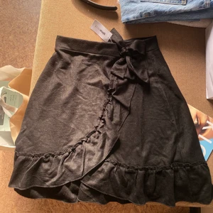 Kjol  - Säljer min helt oanvända kjol från Gina tricot. Köpte sen förra sommaren men kom aldrig till användning för mig. Modellen heter Peg skirt. Storlek S. 