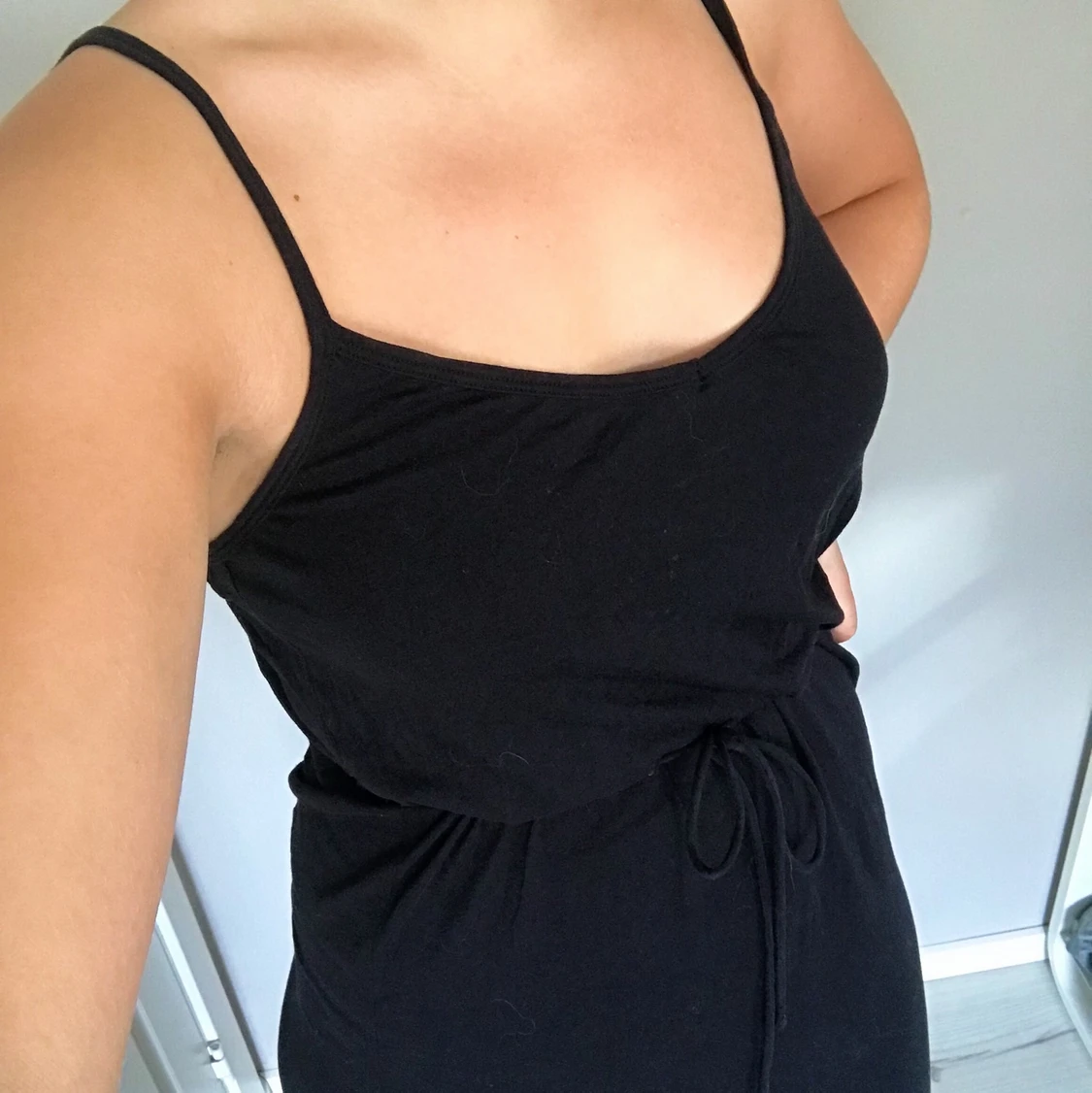 Svart, smickrande långklänning  - 91