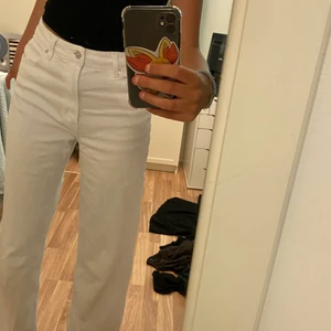 Fina vita jeans från H&M - Ett par helt nya vita jeans från H&M i storlek 38, aldrig använda!