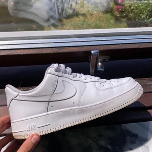 Nike air force 1 vita - Ett par air force som är använda lite pga jag har så mycket andra skor, använda cirkus 10 gånger. Storlek 42, mer bilder/video på skorna är det bara att fråga om. Skickar med box om det önskas, kan dock kosta mer då! Byte med nike air max 90 funkar också!!