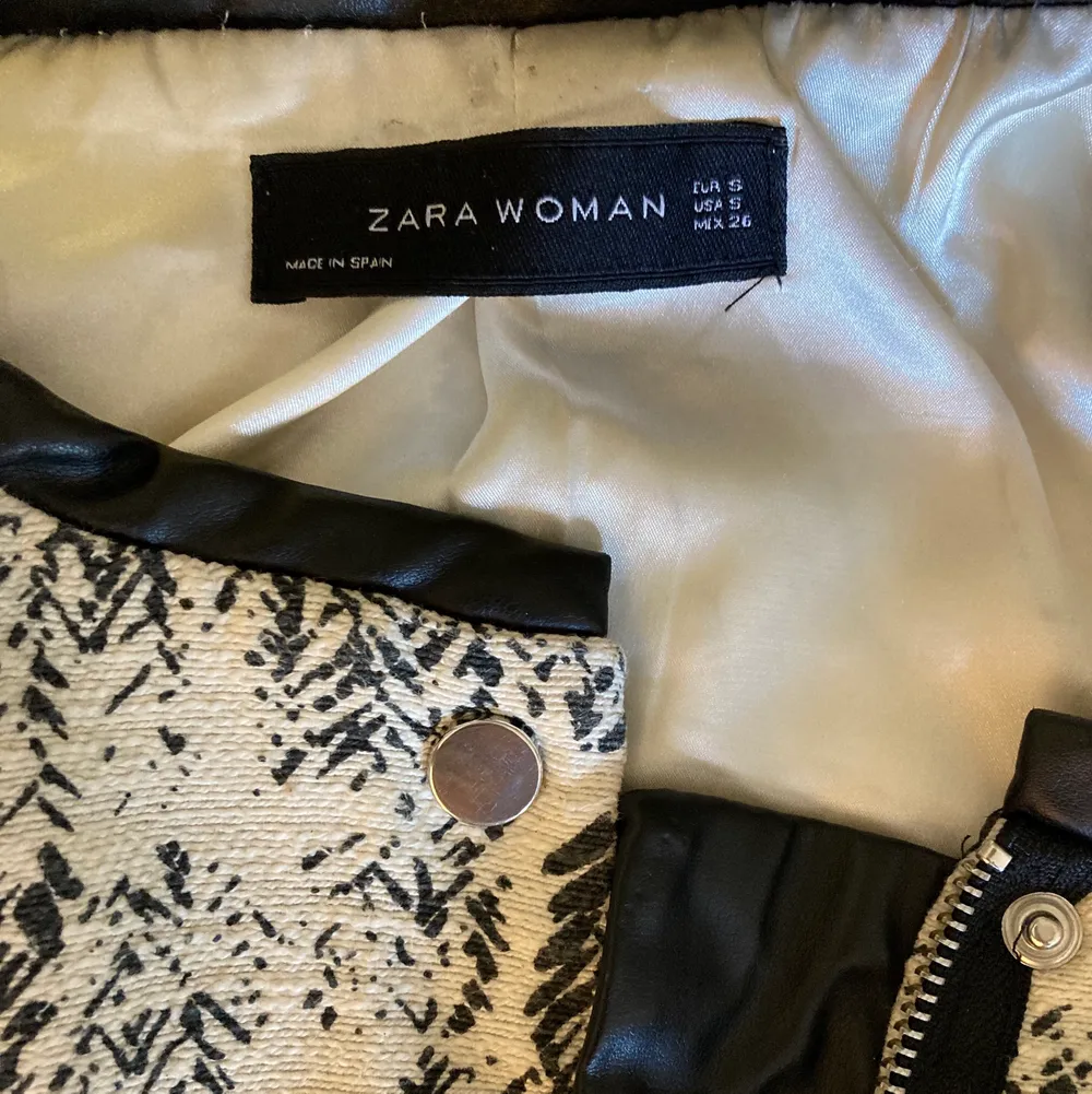 Fin jacka från Zara i polyester material. Har dragkedja och knappar för stängning. Innuti är det silke som är jätte lent. Den är i bra skick men lite andvänd.. Jackor.