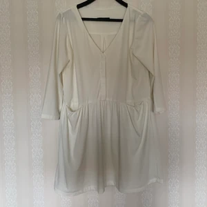 Trekvarts ärm klänning från mango - En vit söt klänning från mango med små fickor framtill. Använd en gång.