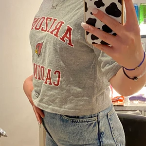 Arizona varsity t-shirt - Original från nfl team apparel. Trycket är helt och materialet är i bra skick. Köpt på beyond retro i dec 2020