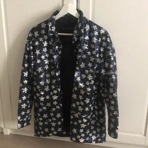 Zara jacka med stjärnor - Zara jacka XS, som ny använd Max 2 ggr. 