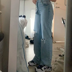 Jenas - Jeans med hål från Zara i Stl 38. Använd fåtal gånger. Priset går att diskutera. Budgivning sker vid högt intresse. Har du några frågor eller funderingar är det bara att höra av sig😊