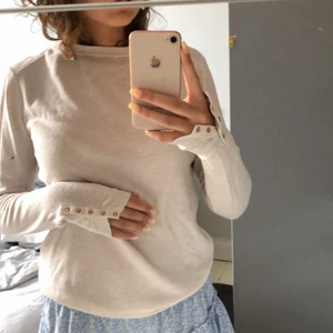 Tröja från zara - Tröja från zara, den är andvänd och som ni ser har den ett litet hål vid armen och derför kommer jag sälja den mycket billigare. Skriv om ni vill veta mer💕