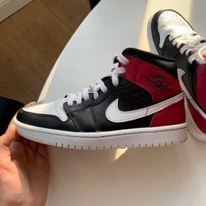 Air Jordan 1 Mid Black Noble Red - Säljer mina Air Jordan 1 Mid Black Noble Red. Köpta från Nikes hemsida. Lådan finns kvar. Sparsamt använda max 5 gånger. Säljer pga dom är för små för mig😢. Skriv för fler bilder❤️