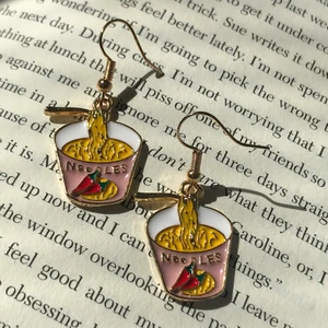 Rosa noodle örhängen - Rosa noodle örhängen, Nickelfria ✨