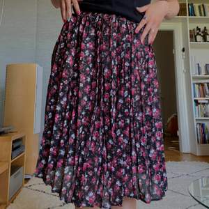 Superfin kjol från beyond retro i blommigt mönster. Kjolen är plicerad och använd en gång av mig🥰🙌🤩 Går över knäna