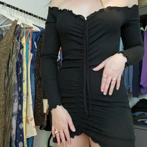 Bodycon klänning  - Plagget är från Boohoo. I helt oanvänt skick med prislapp kvar, endast provad. Strl XS. Klänningen är figursydd med mjukt bomullstyg. Går att knyta banden för att göra klänningen kortare! 