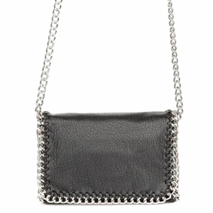 Tiamo väska - Jag säljer nu min tiamo vöska som är väldigt rymlig! Den är använd Max 1 gång och den ser helt oanvänd ut. Orginal pris var 500 och säljer nu för 150