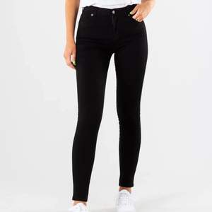 Svarta Dr denim jeans i modellen Lexy. Helt oanvända då det är för små för mig!🥰