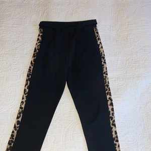 leopard kostymbyxor - Säljer mina väldigt snygga och sköna leopard kostymbyxor från Missäy i storlek S som man knyter i midjan. Säljer eftersom dom tyvärr inte kommer till användning. Bara testat dom, aldrig använda. Nypris 200 kr, säljer dom för 100 kr + frakt💞