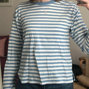 Ljusblå vitrandig långärmad t-shirt - Ljusblå vitrandig långärmad t-shirt från Monki. Storlek XS. Gott skick💙