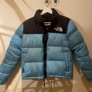 North face jacka - Superfin bål north face jacka, köpt förra vintern man har inte blivit använd mycket. Nypris: 1950kr 