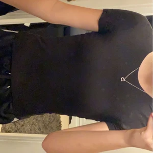 Svart t-shirt - Säljer denna från Monki! Hyfsat använd men det märks absolut inte på den. Syns mest på sista bilden men den är ribbad. Skriv om du vill ha fler bilder eller om du har någon fråga! Vill helst mötas upp i Linköping men går inte det står köparen för frakt :)