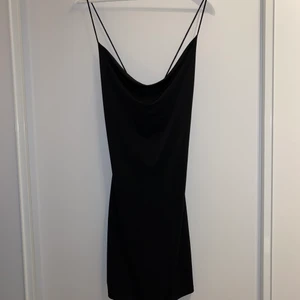 Svart klänning - !!FINNS KVAR!!! Svart, tight klänning från Na-kd. Superfin med kors i ryggen. Är storlek s men skulle säga att den även passar M.