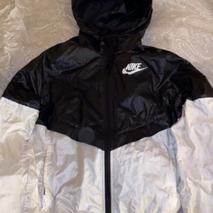 Nike vindjacka - Denna jacka har aldrig riktigt används. Den är i nyskick och har varken skador eller fläckar någonstans. Jag kan både besvara fler frågor privat och även skicka fler bilder. Jag kan både mötas upp och posta varan!💓