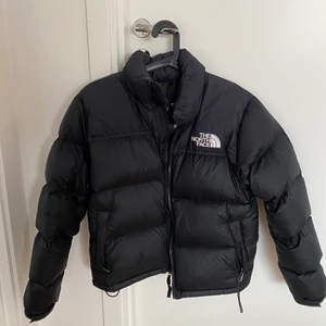 The north face jacka - Säljer min north face jacka i storlek S dam som jag köpte förra vintern☺️ den är tyvärr lite sönder i armen, men den är sydd. Nypris: 2100kr🤍
