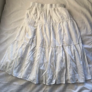 Vit kjol - Vit kjol! Man kan se på andra bilden hur lång den är. Jag är ungefär 170. Bandet i midjan är väldigt töjbart så tror att kjolen passar typ alla.Köparen betalar för frakt. Hör av din via frågor och intresse 