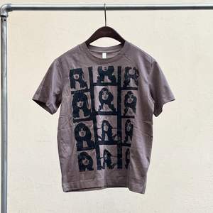 002 i mörkbrun! Handtryckt screenprintad t-shirt, Finns i storlekarna XS-M. Se instagram för mer: @virtue.uf 🤍