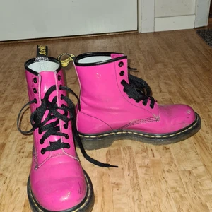 Rosa, blanka dr martens - Säljer dessa. Nästan aldrig använda! Lite "skrap" på dem. 