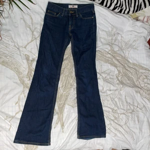 Bootcut jeans - Mörkblå jeans från Fornarina. Storlek står ej på men skulle säga XS! Bra kvalitet förutom små defekter där jeansen slutar