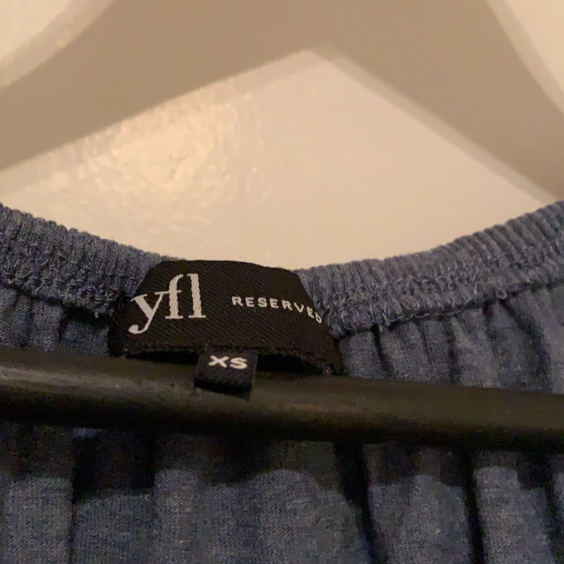 Mörkblå off shoulder tröja - 91