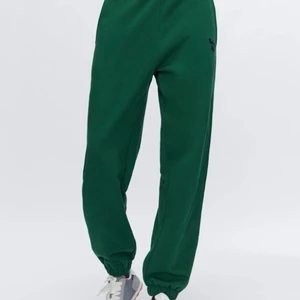 Mjukisbyxor  - Säljer nu dessa snygga mjukisbyxor från Zara💚 De är knappt använda då det är för korta för mig som är 1.70! Skriv för mer information✨✨ 