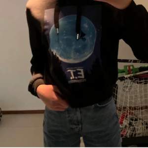 Snygg E.T hoodie som tyvärr inte har kommit till andvändning eftersom att den är lite för liten för mig, köpt här på Plick ❄️🥰🙃 säljer den för 80 kr exklusive frakt 