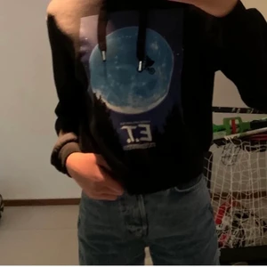Supersnygg E.T hoodie - Snygg E.T hoodie som tyvärr inte har kommit till andvändning eftersom att den är lite för liten för mig, köpt här på Plick ❄️🥰🙃 säljer den för 80 kr exklusive frakt 
