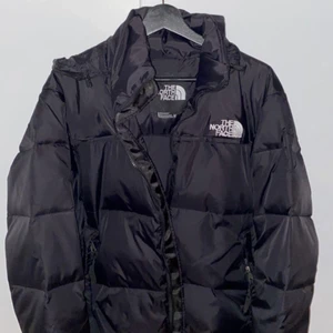 North Face jacka  - En svart north face jacka, säljer då den är för stor för mig. Inte använd utan endast testad! Den är i herrstorlek M, 1600kr, pris kan diskuteras 😁