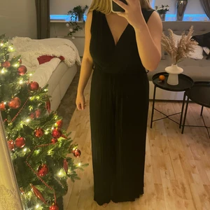 Svart jumpsuit - Svart jumpsuit köpt utomlands så inget speciellt märke. Står ingen storlek i men den är väldigt stretchig så skulle säga att den kan passa allt från Xs till M