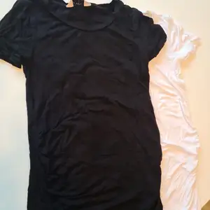 2 pack mamma tshirt. Märket Maternity i svart och den andra i vit.