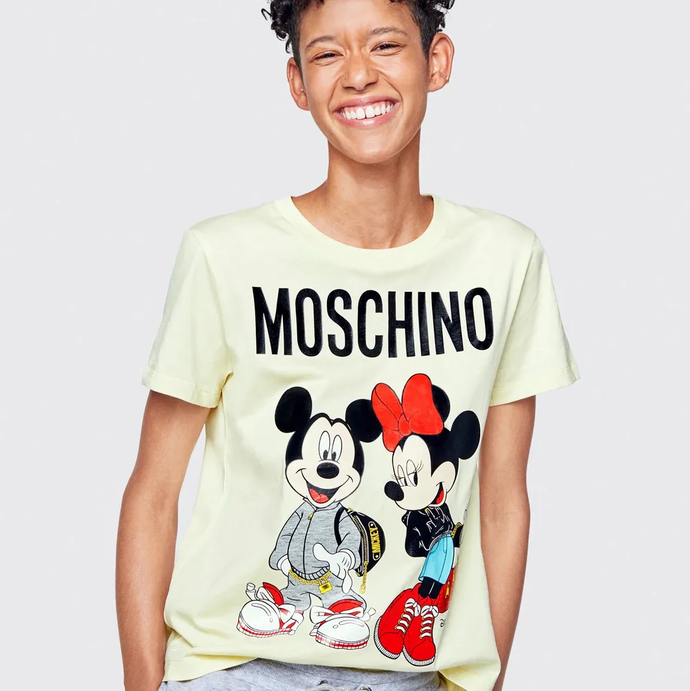 Helt oanvänd tshirt från Moschinos collab med H&M! Sålde slut fort och finns inte längre att få tag i. Storlek M🌟 Kan gå ner i pris vid snabb affär . T-shirts.