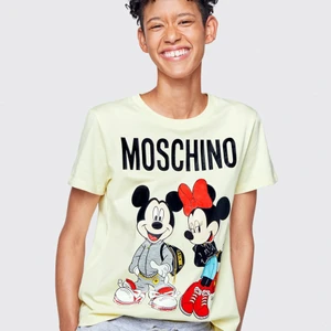 Moschino t-shirt  - Helt oanvänd tshirt från Moschinos collab med H&M! Sålde slut fort och finns inte längre att få tag i. Storlek M🌟 Kan gå ner i pris vid snabb affär 