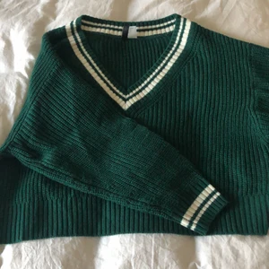 HM stickad tröja - Använd cirka två gånger, nyskick och säljer då den inte är min stil. (Frakt ingår i priset)