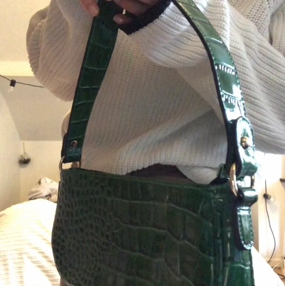 Grön shoulder väska i fake krokodil skin! . Väskor.