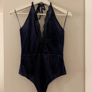 Blå body  - Blå body från bikbok, använd men i mycket bra skick. Säljs för 100kr.