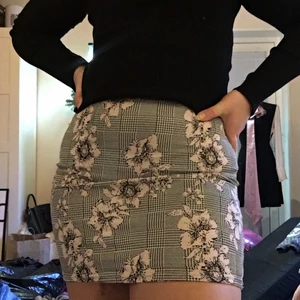 Kjol - Supersnygg kjol med rosa blommor på!! Säljer pågrund av inte längre min stil💕