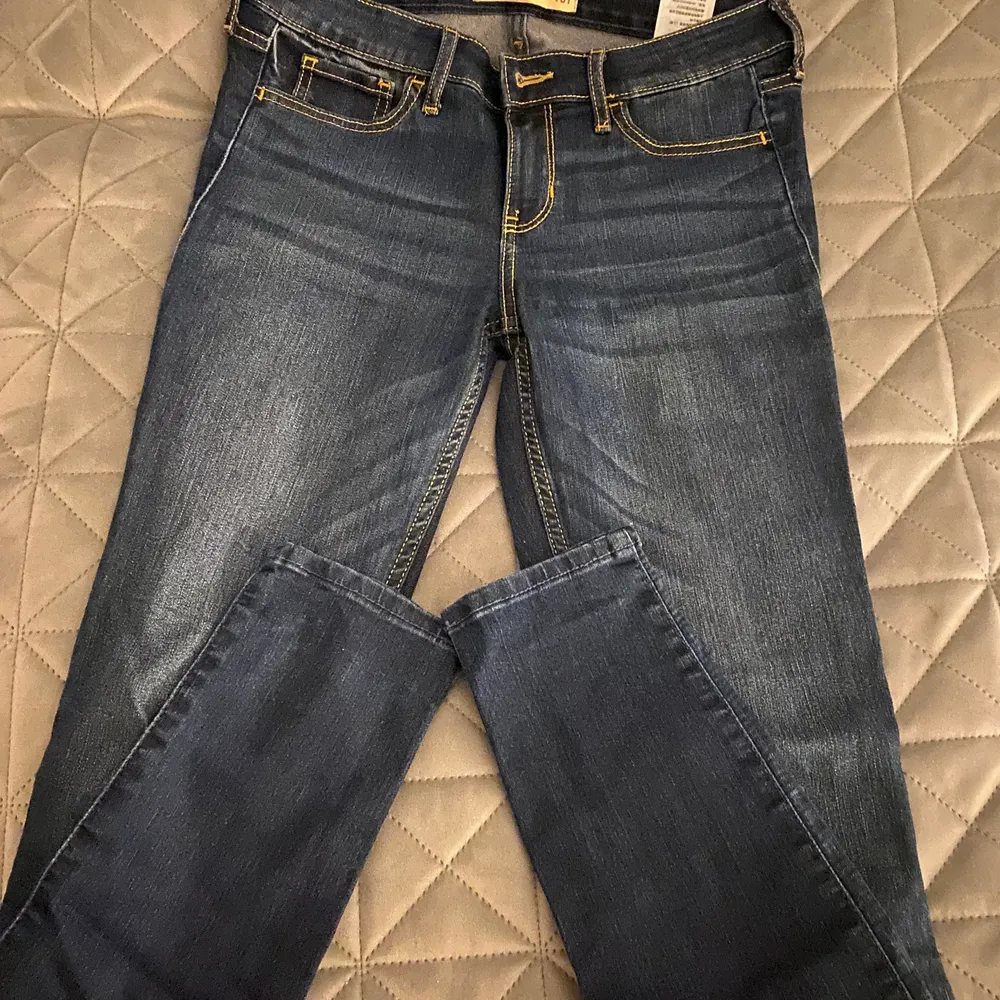 Hollister jeans i modellen ”super skinny”. Använda ganska väl men är i väldigt gott skick. Längd 31 och midja 27 . Jeans & Byxor.