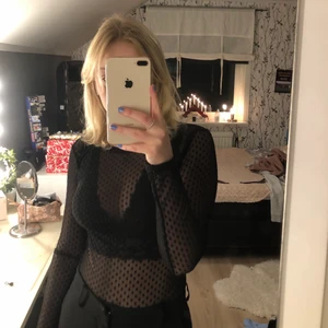H&M mesh top - Säljer min fina prickiga mesh top från HM i storlek XS men passar även en S som mig⭐️ Använd fåtal gånger så bra skick. Fraktkostnad ingår inte i priset 