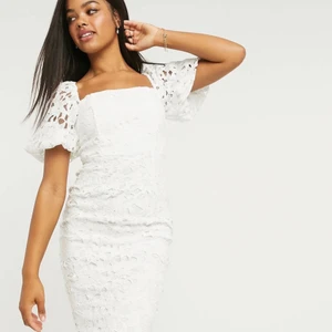 Student klänning - Vit klänning från ASOS, använt som studentklänning.  storlek 40 passar även 38/36, jag har vanligtvis 36 och körde på storlek 40 och den passa perfekt. Den är enbart använd en gång. Köpt för 1100kr!!