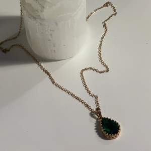 Gulfärgat halsband med grön sten! 30+ frakt