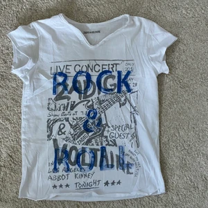 Zadig & voltaire  - Säljer denna skitsnygga t-shirten. Säljer den pågrund utav att den va för liten. Den är i storlek s och är i mycket bra skick! Säljer den för 430 och frakten ingår💕⚡️⚡️