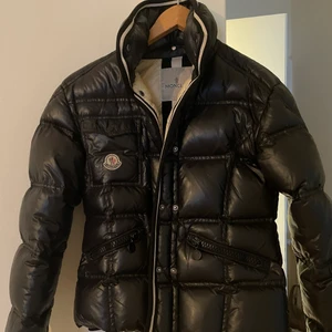 Äldre moncler  - Äldre modell strl 1 (motsvarar XS-S) För liten på mig som egentligen har M (syns på sista bilden). Värmer bra trots att den är ”kort” i modellen. Har ej kvitto då jag fått ärva jackan. 