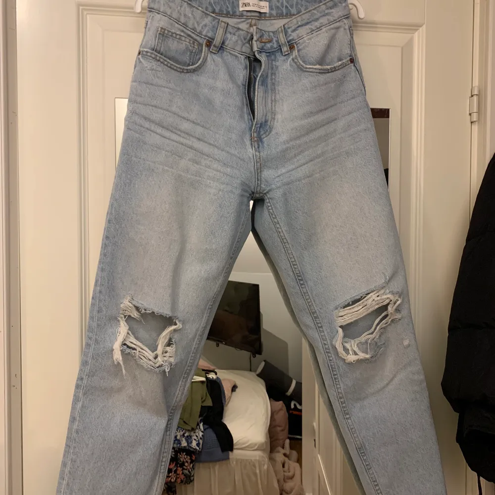 Snygga ljusblåa mom jeans från Zara. Hålen sitter längre ner på mig som är kort (164 cm). Dock är jeansen perfekt i längd på mig. Endast använd ett fåtal ggr. Nypris ca 399kr. Hör av dig för mer information. Pris kan diskuteras vid snabb affär 💞💞. Jeans & Byxor.