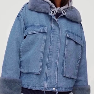 Jeansjacka päls - Så snygg jacka med pälsdetaljer från HM! Den är fodrad så går även att ha på vintern. Jackan är i storlek M/L men sitter snyggt oversized på mig som brukar ha XS/S! 💕🤩
